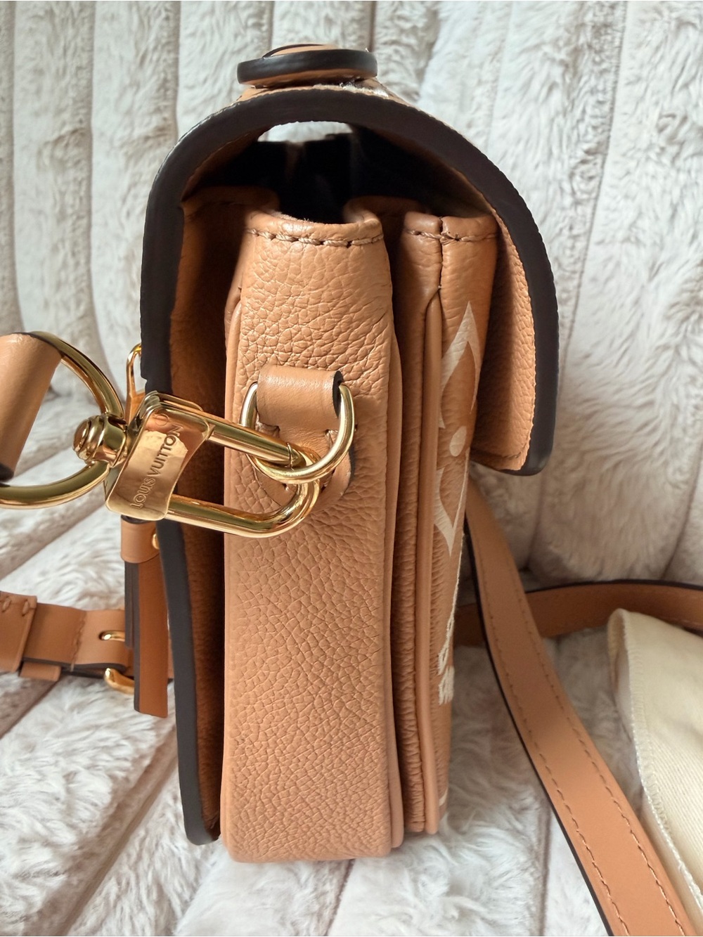 Louis Vuitton Monogram Tan and White Pochette Metis Crossbody with Key Pouch - Picture 5 of 16